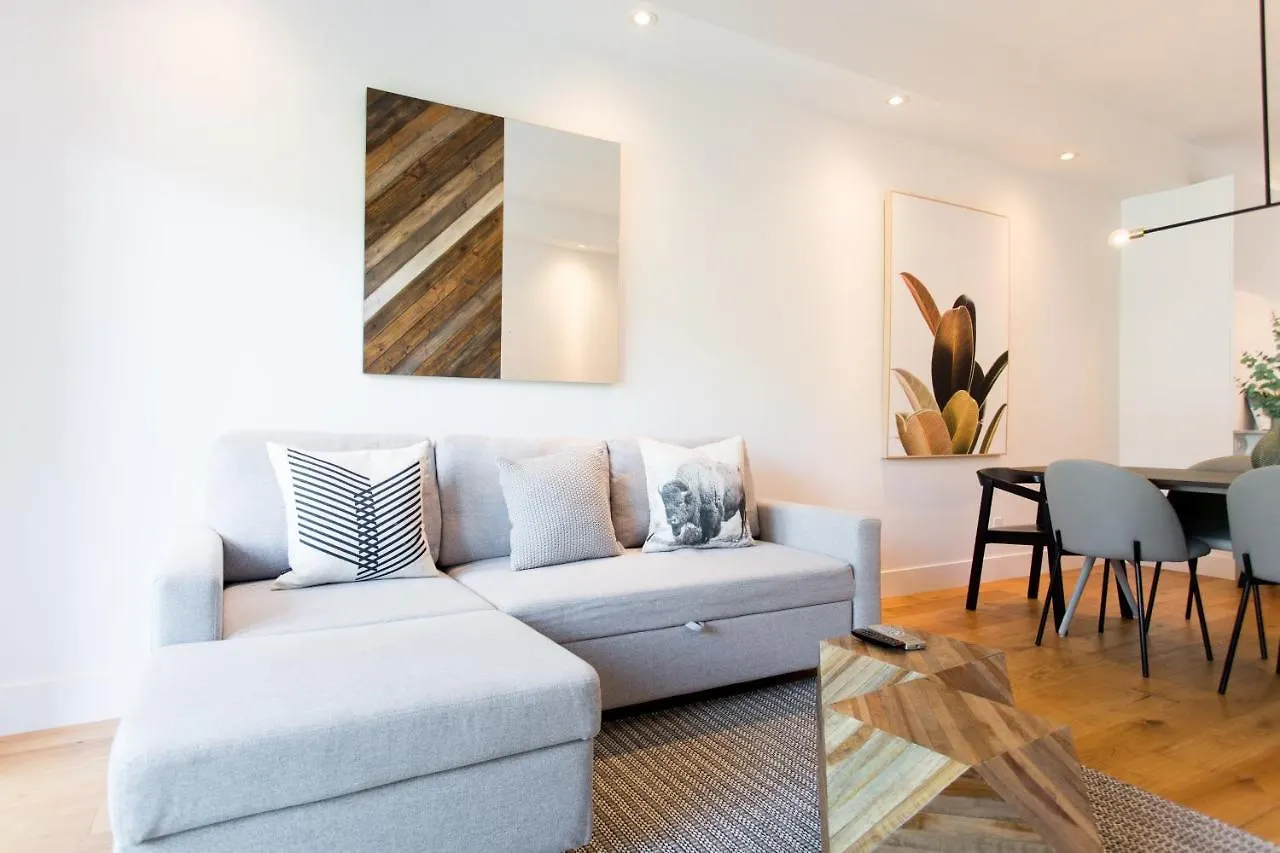 Apartman Exquisite Modern Condo In Little Italy By Den Stays Montréal