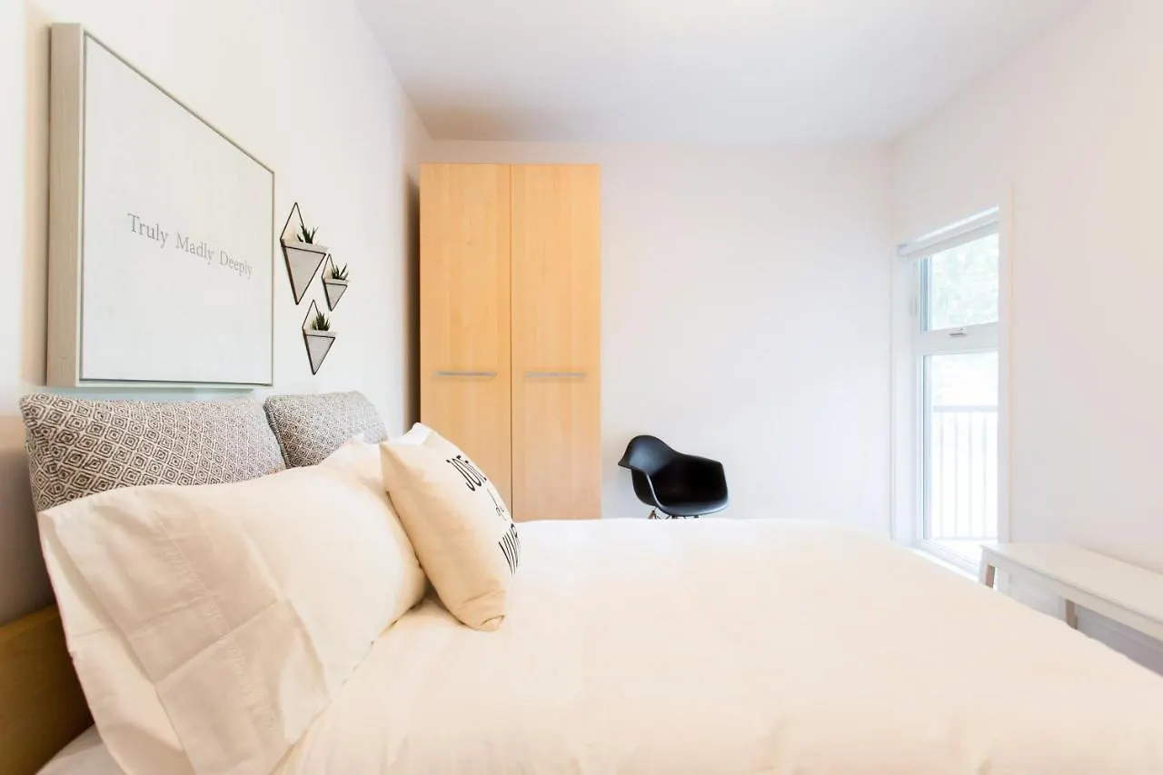 Apartman Exquisite Modern Condo In Little Italy By Den Stays Montréal Kanada