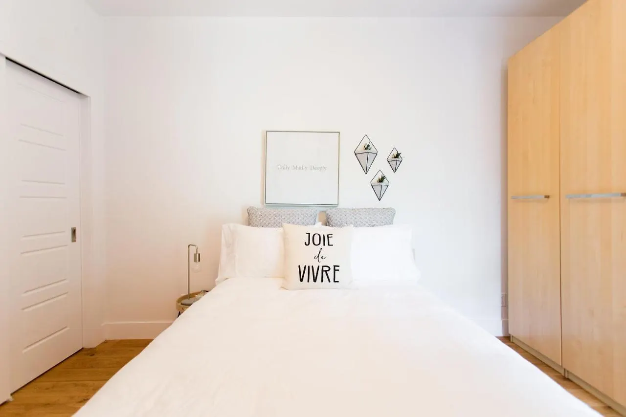 Apartman Exquisite Modern Condo In Little Italy By Den Stays Montréal