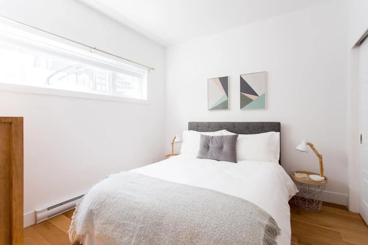 Exquisite Modern Condo In Little Italy By Den Stays Montréal Apartman