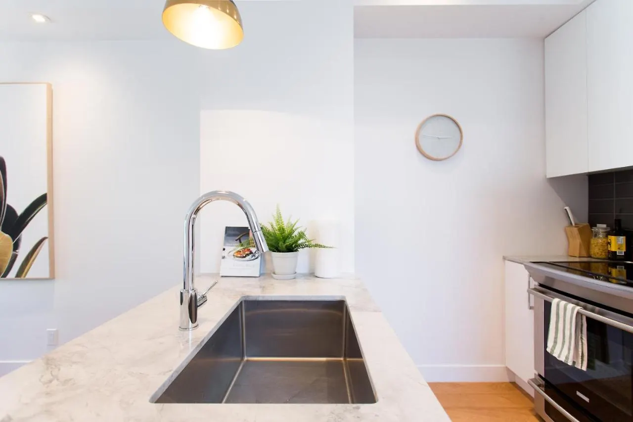 Appartement Exquisite Modern Condo In Little Italy By Den Stays Montréal