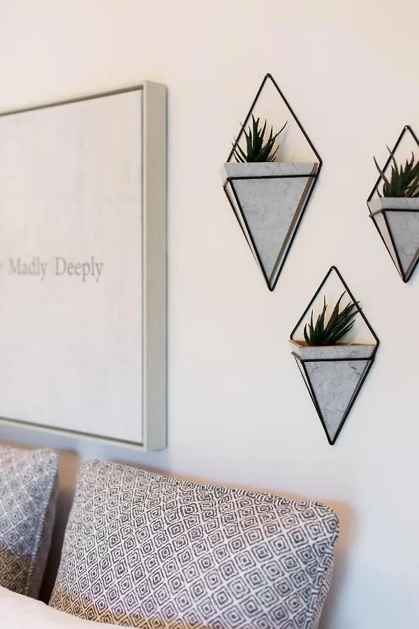 Exquisite Modern Condo In Little Italy By Den Stays Montréal Appartement